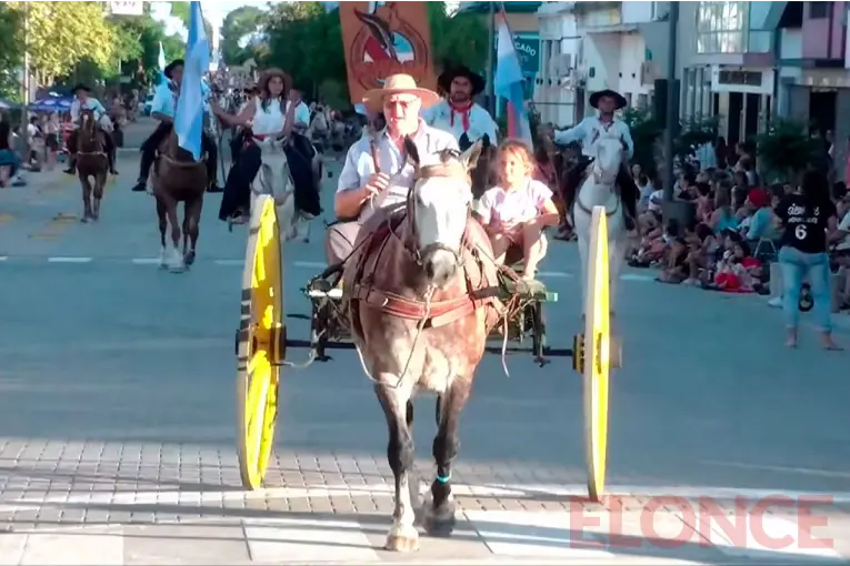 Gran desfile de agrupaciones tradicionalistas por las calles de Urdinarrain