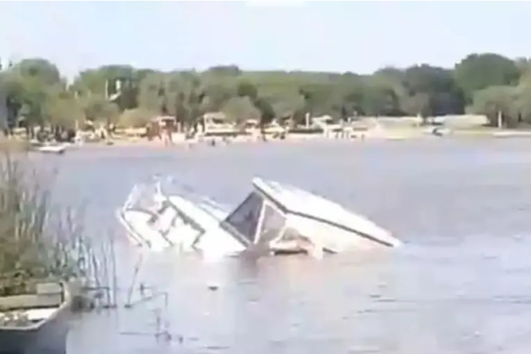 Derrame de gasoil en el río Gualeguaychú tras el hundimiento de una embarcación