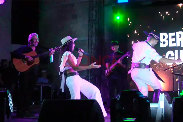 Al ritmo del folklore, Bernardita Gutiérrez dio inicio a la última noche de Música en el Anfiteatro