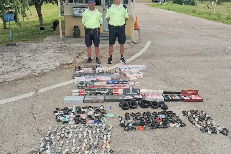 La Aduana de Concordia secuestró perfumes, relojes y accesorios que eran trasladados en un automóvil