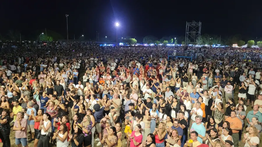 M&aacute;s de 25.000 personas presentes en el predio. Foto: El Once