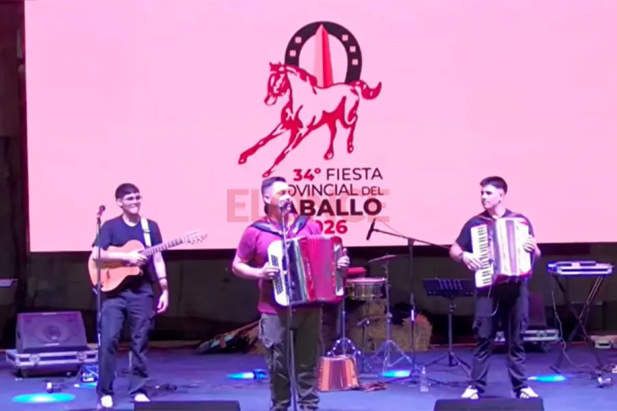 Corcho Gonz&aacute;lez y su conjunto en la &uacute;ltima noche de la 34&deg; Fiesta Provincial del Caballo