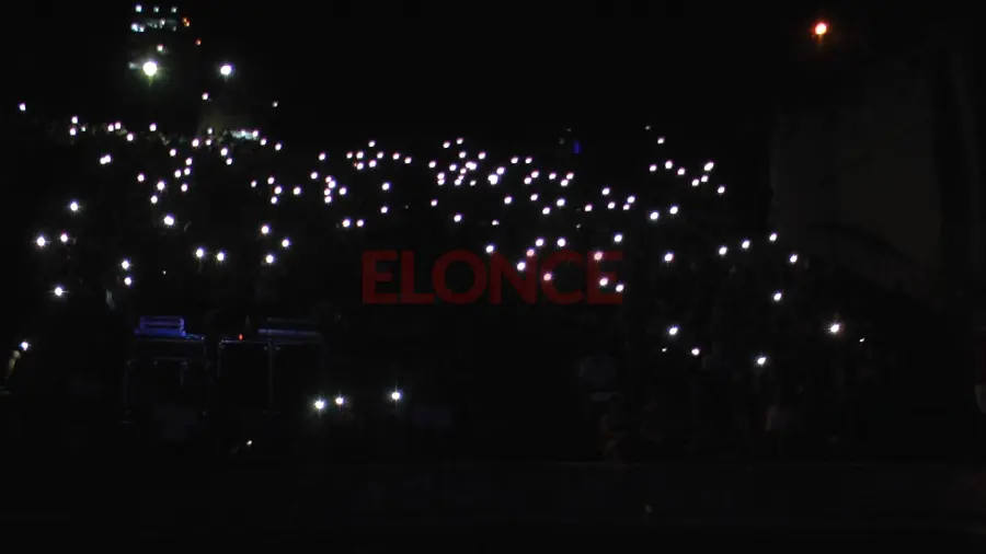 El p&uacute;blico acompa&ntilde;&oacute; con las luces de los celulares en un momento del show. Foto: Elonce.