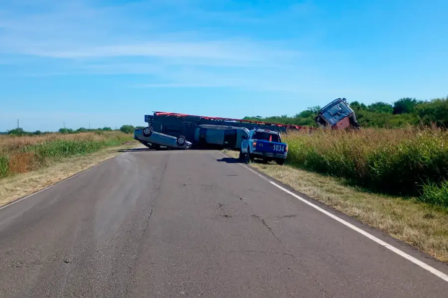 Despiste y vuelco en una ruta 6 (foto Polic&iacute;a de Entre R&iacute;os)