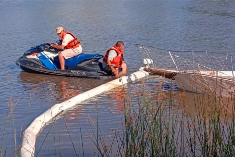 Derrame de combustible en el río: colocaron una barrera para evitar daños ambientales
