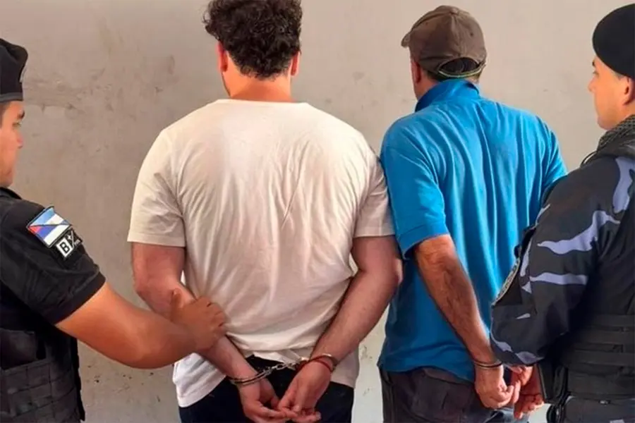 Dos de los detenidos tras la denuncia del trabajador