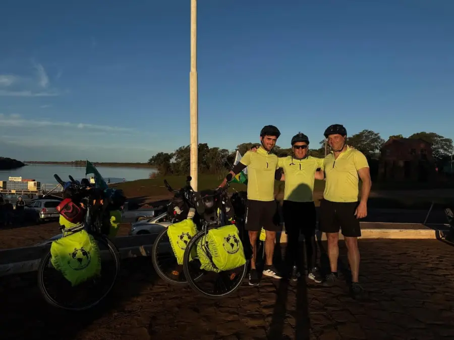 Una traves&iacute;a entrerriana rumbo al Mundial (foto Instagram Enbiciando al mundo)