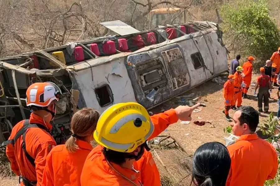 Colectivo accidentado en Brasil. Foto: Agencia NA.