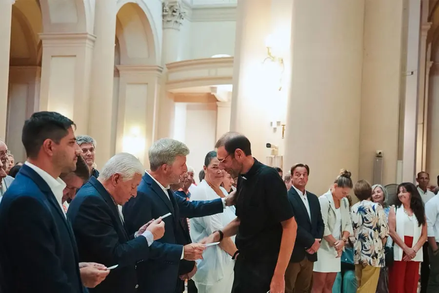 Rogelio Frigerio en la bas&iacute;lica.