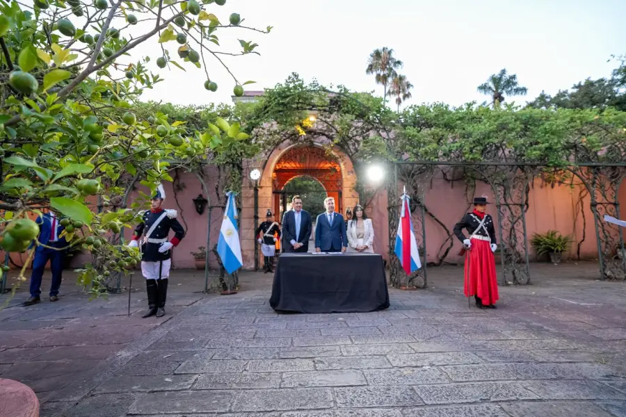 Rogelio Frigerio firm&oacute; el acta. Foto: Gobierno de Entre R&iacute;os.