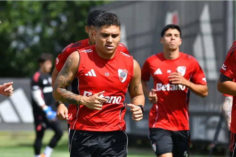 River volvió al trabajo con decisiones fuertes en el once y un rompecabezas por resolver
