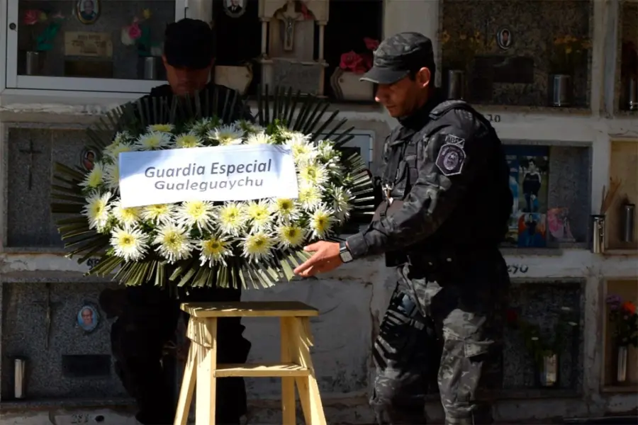 Acto en el cementerio para recordar al Polic&iacute;a - Radio M&aacute;xima