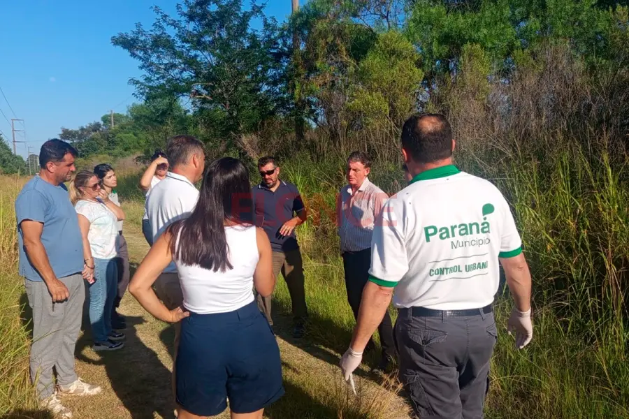 Retiraron c&aacute;scaras y restos av&iacute;colas tras reclamo vecinal (foto Elonce)