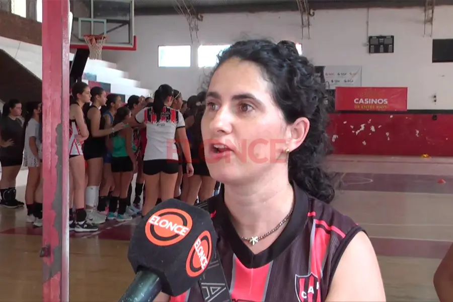 Laura Gonz&aacute;lez detall&oacute; los trabajos de la subcomisi&oacute;n de b&aacute;squet. Foto: Elonce.