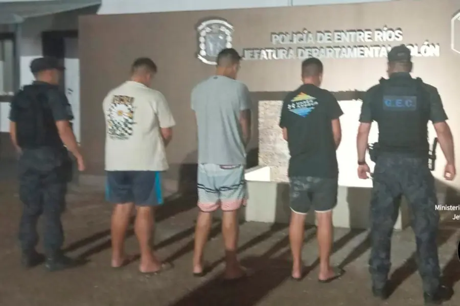 Traslado de detenidos por robos con inhibidores en Col&oacute;n (foto Polic&iacute;a de Entre R&iacute;os)