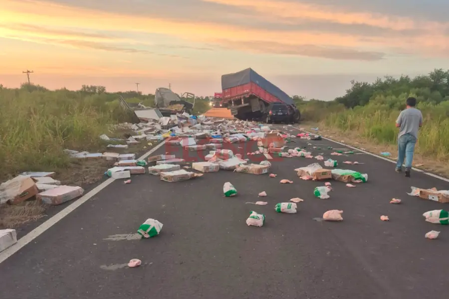 Choque fatal sobre Ruta 6 (foto Polic&iacute;a de Entre R&iacute;os)