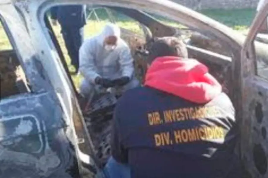 Las primeras pericias en el auto incendiado (foto C&oacute;digos)