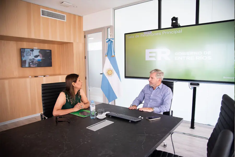 Rogelio Frigerio con la intendenta de Ubajay.