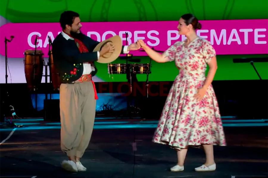 Fortinera, uno de los grupos de danza presente en el escenario. Foto: Elonce.