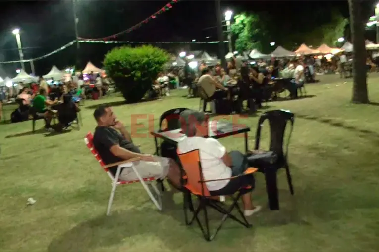 El público disfruta del patio gastronómico de la Fiesta Nacional del Mate en su última noche