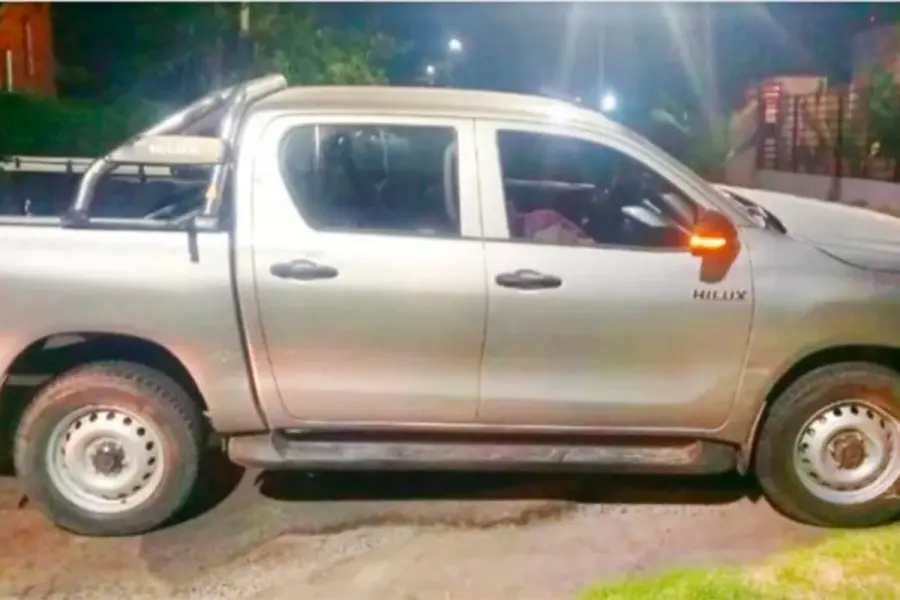 La camioneta en la que escaparon los dos acusados del doble crimen (foto Clar&iacute;n)