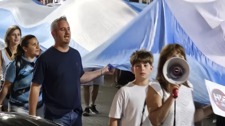 El intendente de Col&oacute;n en una de las manifestaciones en contra de HIF Global