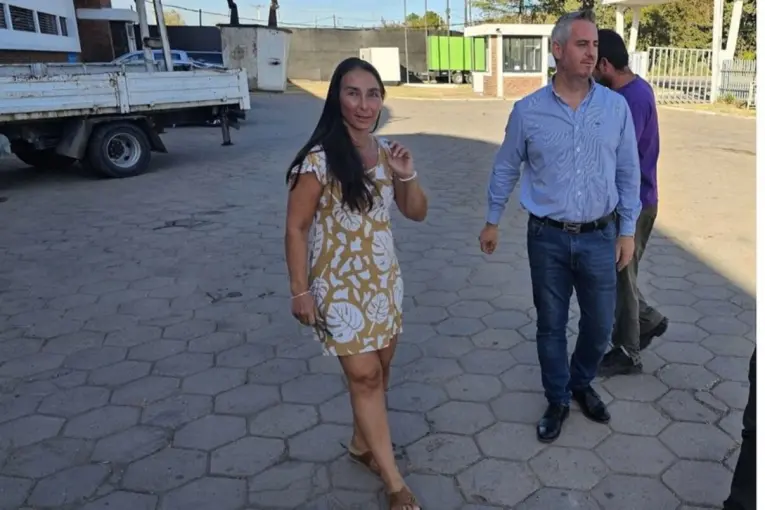 Tras el accidente en Brasil, la esposa del intendente de Colón reapareció caminando "por sus propios medios"