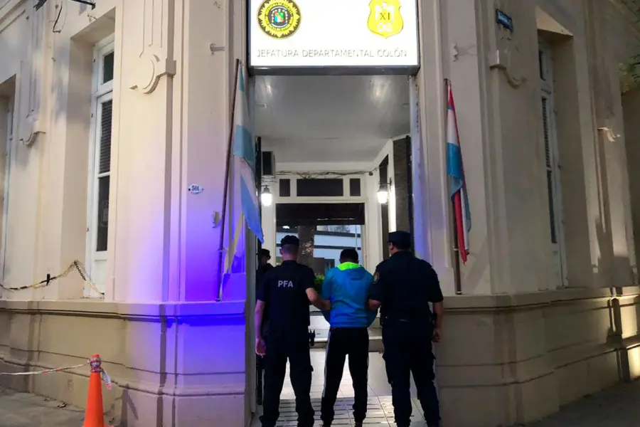 Llegada del acusado a Col&oacute;n. Foto: PFA.