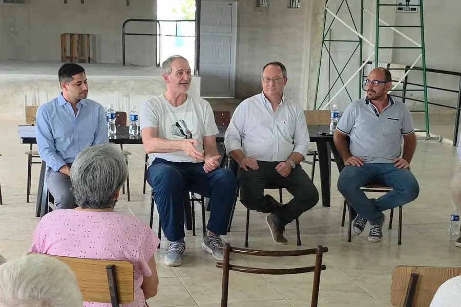 Funcionarios provinciales estuvieron presentes durante la entrega de aportes. Foto: Gobierno de Entre R&iacute;os