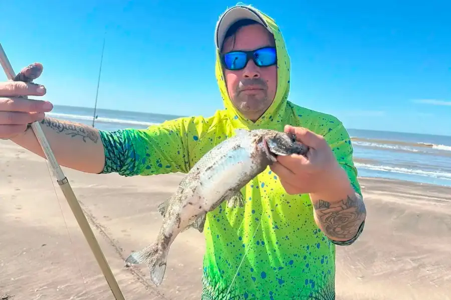 El pescador bahiense Fabi&aacute;n Esp&iacute;ndola. (Foto: Redes).