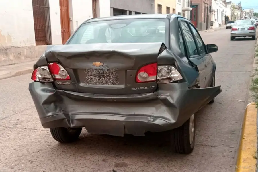 Dos camionetas chocaron y una conductora intent&oacute; huir