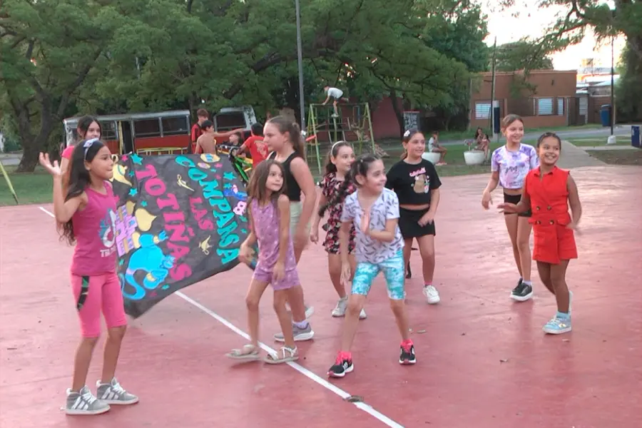 Las Toti&ntilde;as ensaya en el barrio Guiraldes
