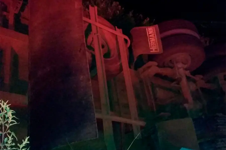 Cami&oacute;n de gran porte despist&oacute; y cay&oacute; debajo de un puente en la Autov&iacute;a 14