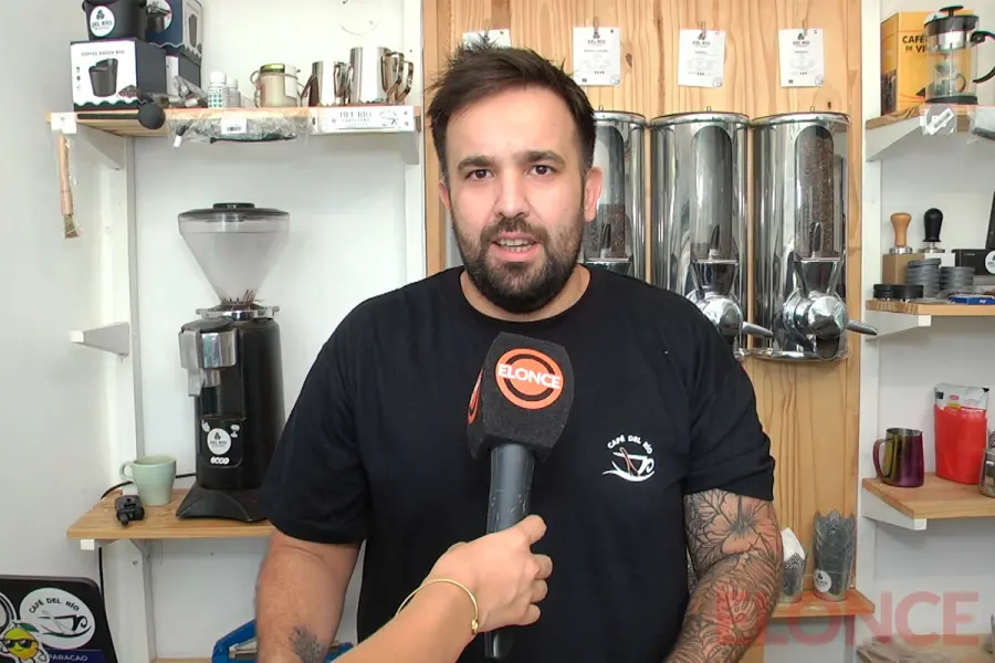 Fabricio, due&ntilde;o de la cafeter&iacute;a con impresiones 3D. Foto: Elonce.