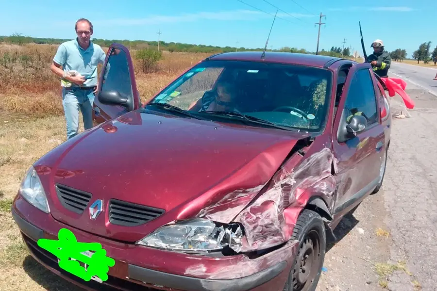 Auto accidentado en la Autov&iacute;a 14. Foto: Bomberos de Ceibas.