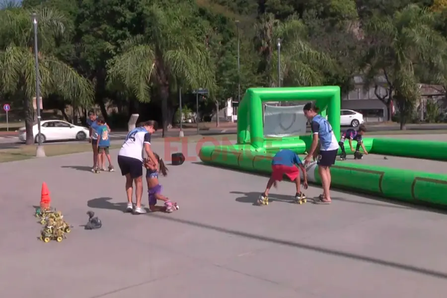 Demostraci&oacute;n de Hockey sobre patines de Rowing en la Costanera. Foto: Elonce.
