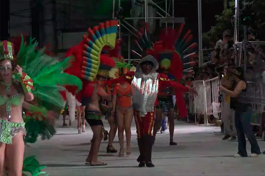 Colibr&iacute; en la segunda noche de carnaval