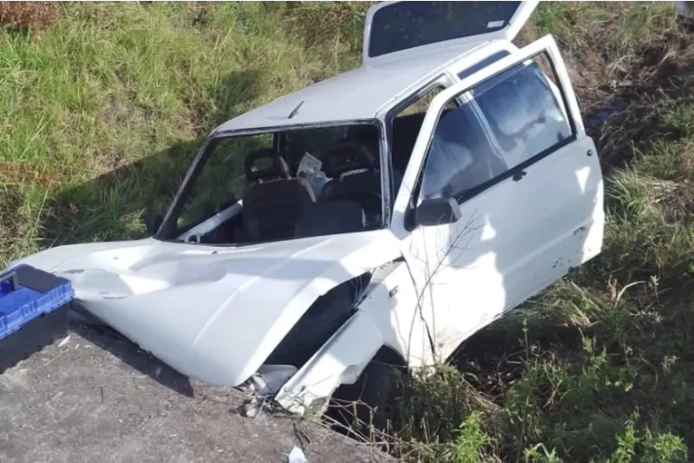Auto despistó y chocó contra una alcantarilla en la Autovía Gervasio Artigas