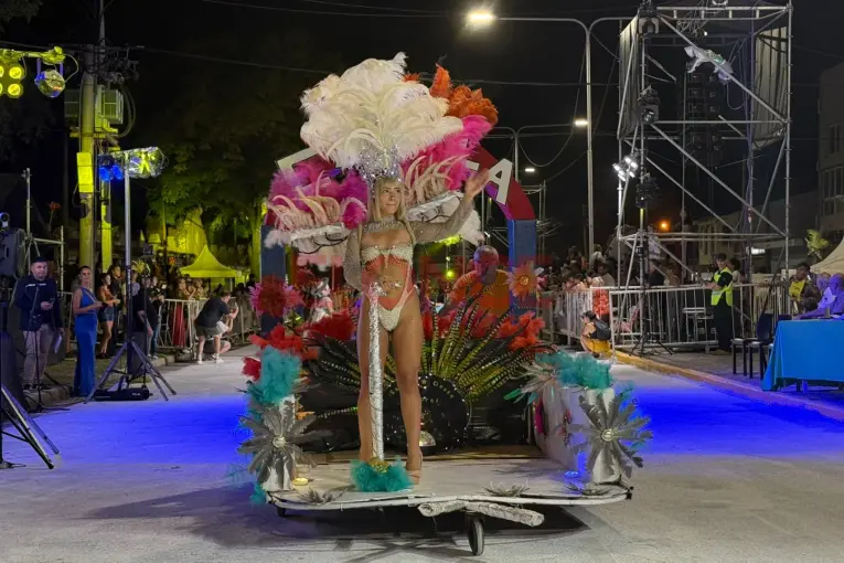 Samba Oeste Litoral da inicio a la segunda noche del Carnaval de Paraná