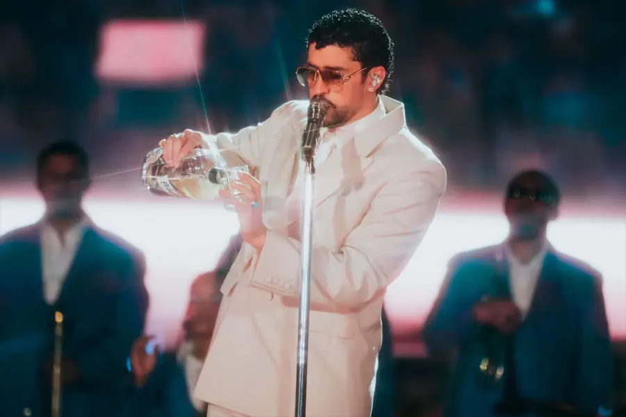 Bad Bunny, de esmoquin en River. (Foto: Dale Play)