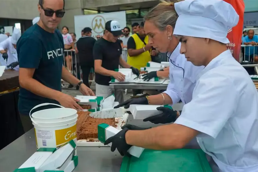 Elaboraci&oacute;n del alfajor gigante en Mar del Plata. Foto: Instagram / diegoasgarcia.