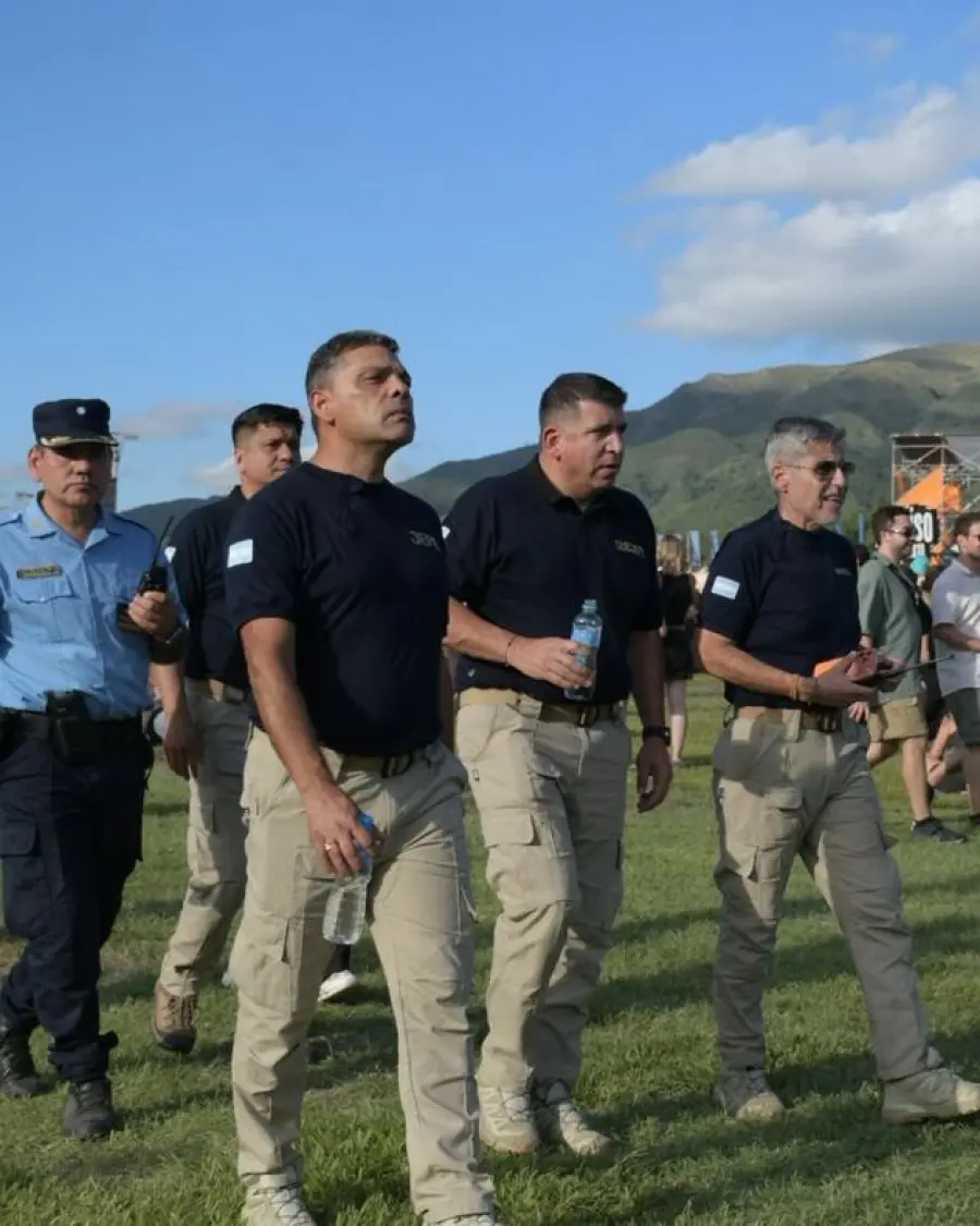 El ministro Quinteros, junto al jefe de Polic&iacute;a, Marcelo Mar&iacute;n, y el comisario Iv&aacute;n Rey, en el Cosqu&iacute;n Rock. Foto: Polic&iacute;a de C&oacute;rdoba