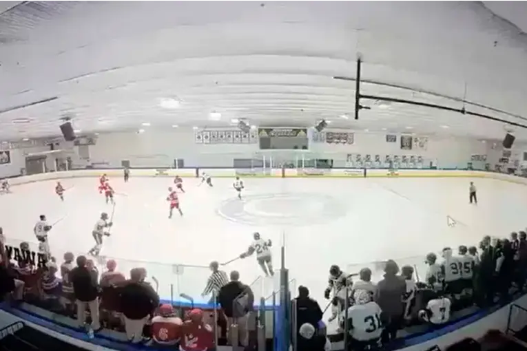 Tiroteo en estadio de hockey sobre hielo durante partido escolar dejó víctimas fatales