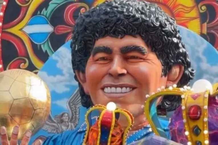 Impactante homenaje a Diego Maradona en el carnaval en Italia: diseñaron una carroza con los colores del Napoli