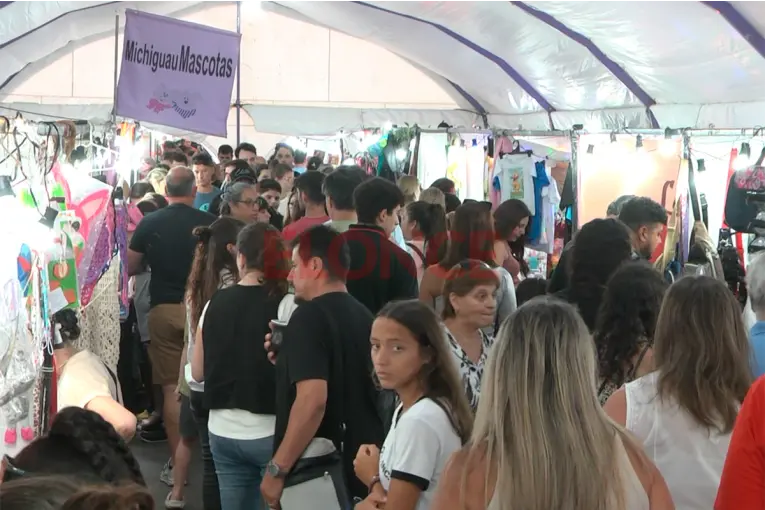 Feria de Carnaval en Paraná reúne a emprendedores y turistas