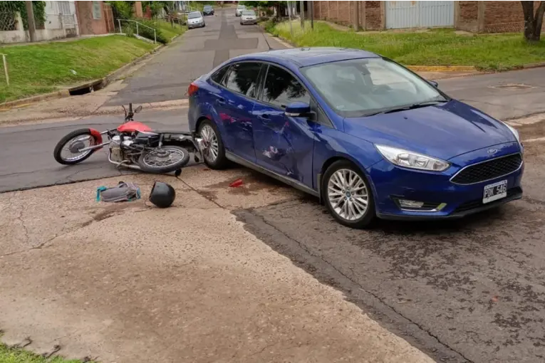 Chocaron un auto y una moto en Paraná: una joven resultó herida