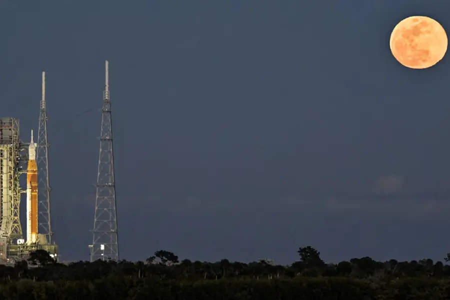 La luna intentar&aacute; poner una base en la luna.
