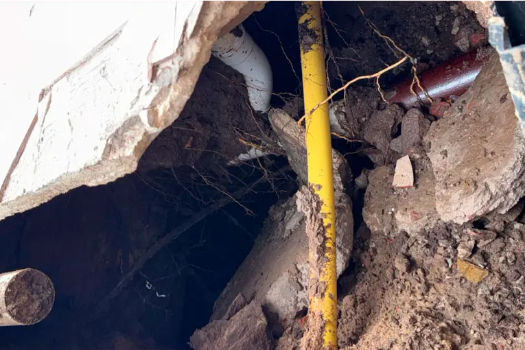 Pérdida de agua ocasionó un socavón y hundimiento del suelo en calle Patagonia