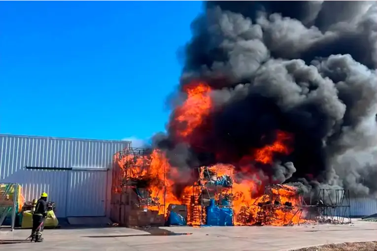 Impactante incendio en una planta industrial de motos en Santa Fe: investigan las causas