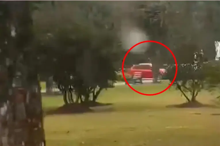 Conductor imprudente subió con su auto a la plaza de la ciudad y quedó registrado en video: las maniobras